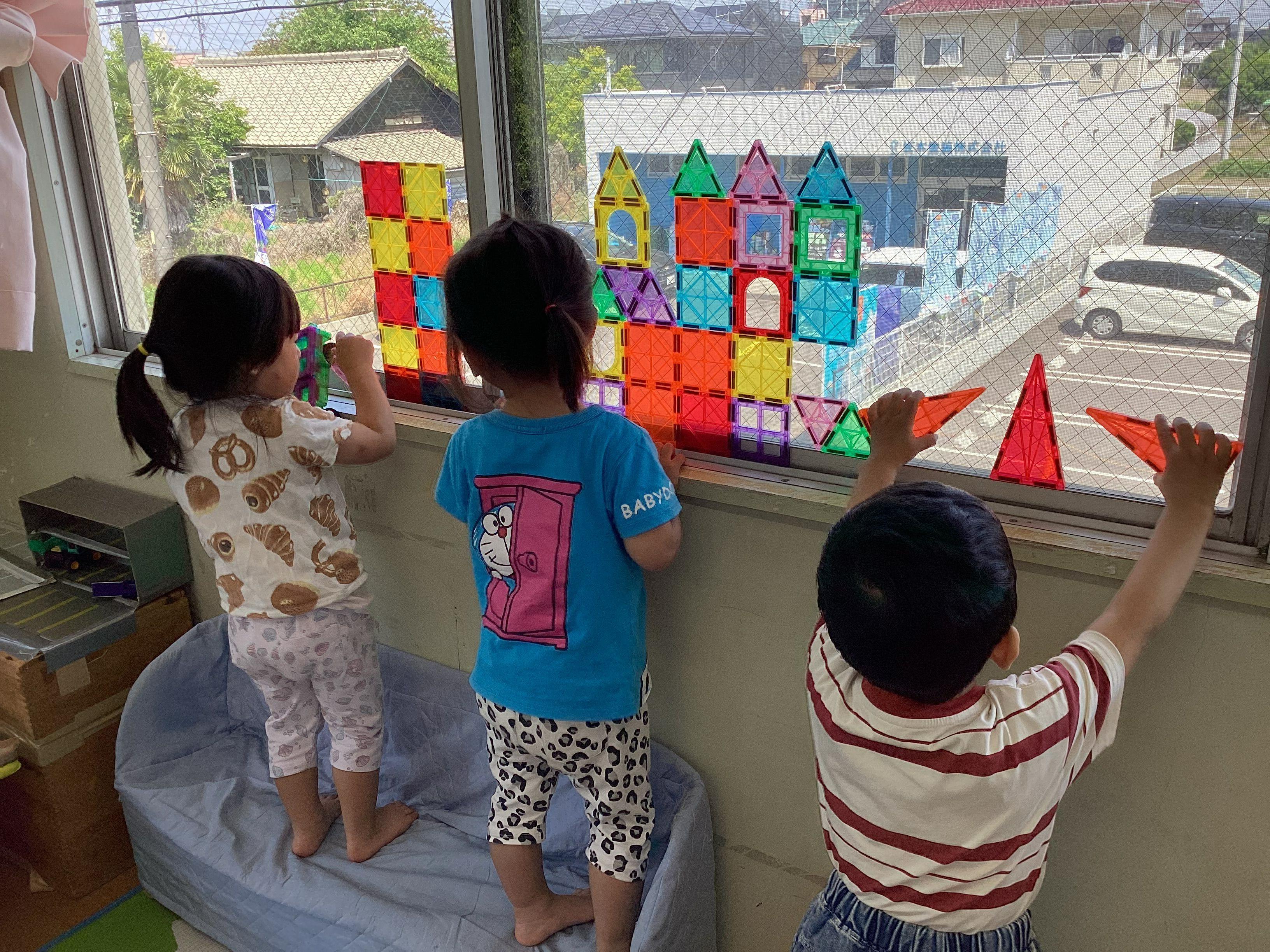 子どもたちが遊ぶ様子